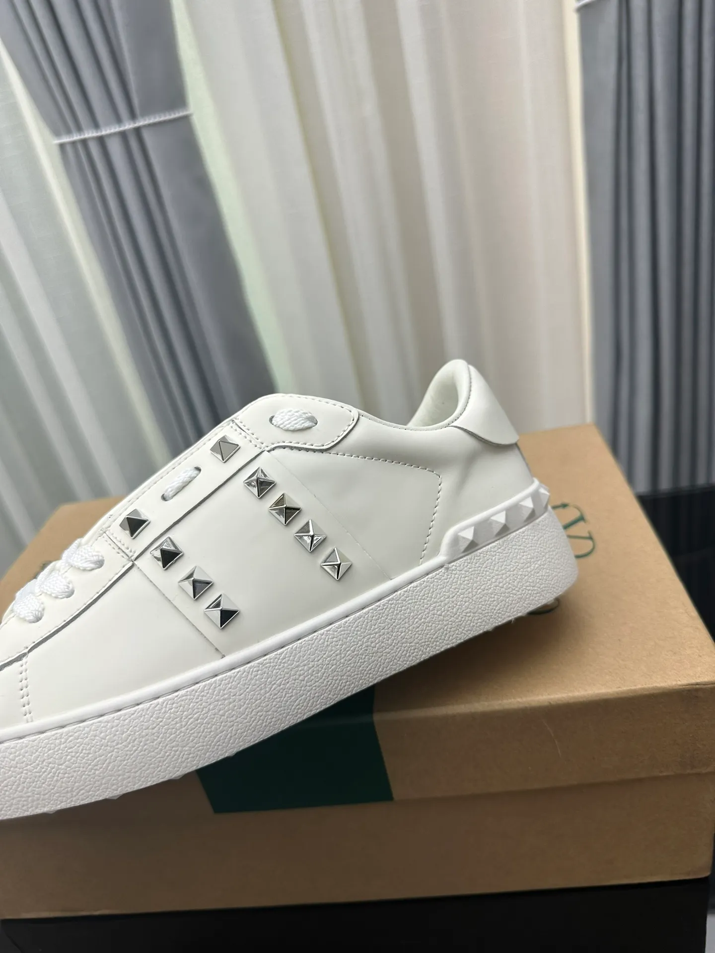 👟👟Ex-factory price 480 Valentino Valentino GARAVANI OPEN DISCO rivets thick sole casual sports shoes heightening white shoes original purchase and development production V family classic series rivet white shoes hot sale at the counter brand new huge height 6.5cm platform thick sole with the original classic series perfect favorite for short people and comes with exquisite packaging at the counter 🛍📦 ▪️ Fabric: Original customized imported calfskin ▪️ Lining: Imported customized soft cowhide lining ▪️ Sole: Original molded ultra-light rubber foam material ▪️ Sole thickness: 6.5 ▪️ Size: Women's 35-45 (45 is custom-made and cannot be returned or exchanged)